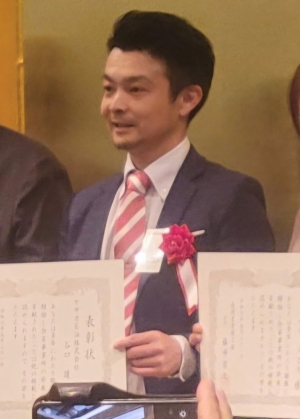 明日は試験、本日は定期健康診断
写真は弊社ガリバー統括MGが勤続永年20年で長岡京市商工会で表彰された時のです